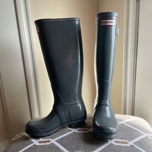 HUNTER Tall Grey Gloss Rain Boots. Size 5.